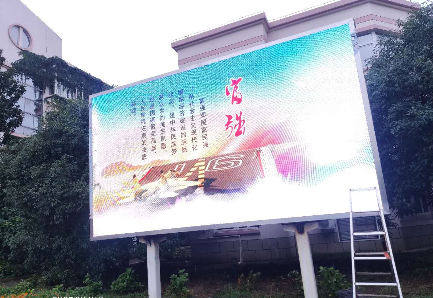 張家港外國(guó)語(yǔ)學(xué)校戶外P5“3高”LED顯示大屏完美顯示！